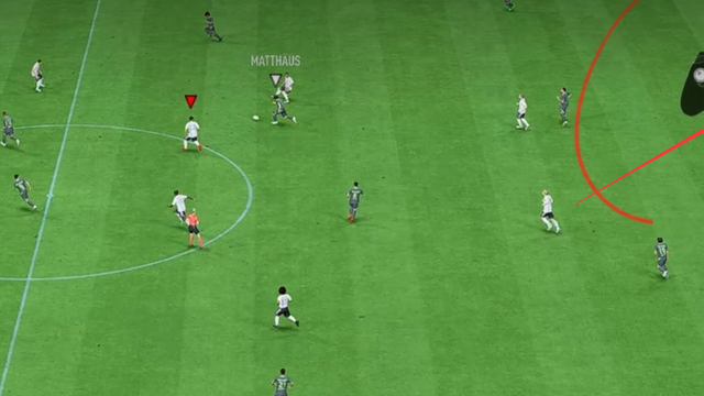 《FIFA 23》右摇杆切换是球相对还是球员相对？